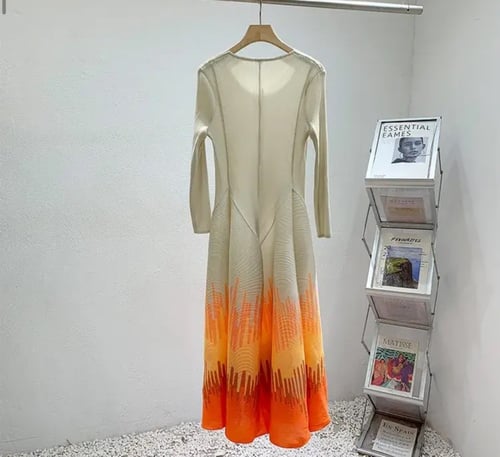 فستان أنيق بنقشات ملونة وتصميم عصري