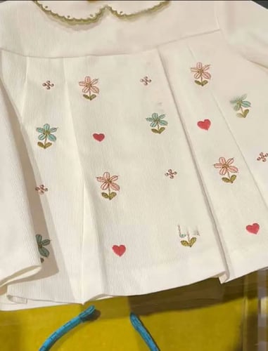 بلوزة أطفال بألوان زاهية وتطريز زهور وقلوب