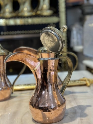 دلة شكل مزعل نحاس احمر قراح