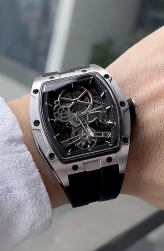 ساعة طراز ريتشارد ميل لون أسود فضي