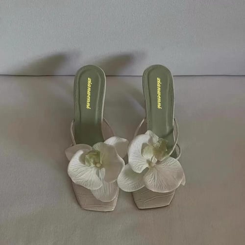 شباشب نسائية أنيقة بلمسة زهور