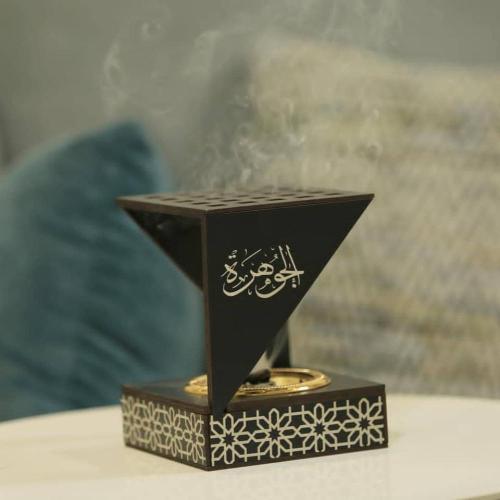 مبخره فاخره بالاسم باللون الخشبي والاسم الذهبي