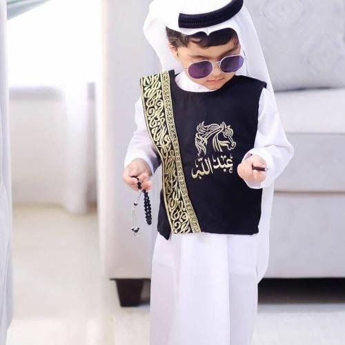 سديري بللون الأسود منقوشه ومطرزه بللون الذهبي