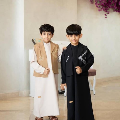 سيديري فاخرة مطرزة يدويًا بالخط العربي الأبيض