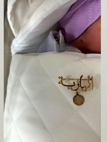 بروش اطفال بالاسم مطليه ذهب
