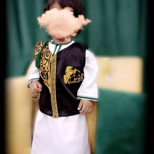 سديري اطفال باللون الأسود مطرزه باللون الذهبي