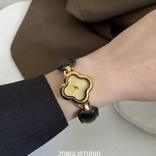 ساعة نسائية بحزام جديد مينا على شكل زهرة سوار فاخر...