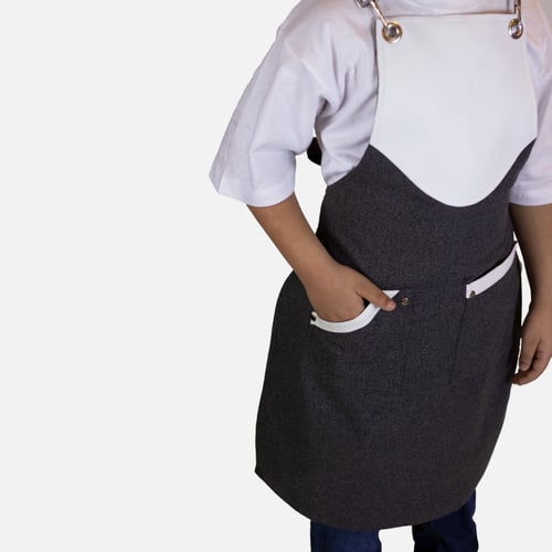 مريلة بلون رصاصي مع جلد علوي باللون الأبيض