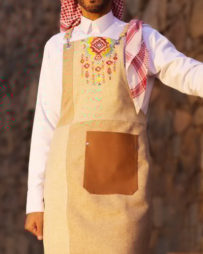 مريلة يوم التأسيس بلون بني فاتح وبيج وتطريز ملون