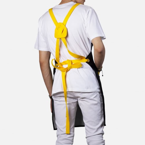 مريلة بلون أسود مع جلد أسود وأصفر