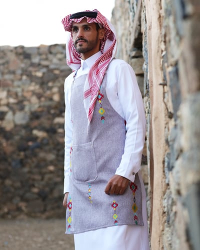 مريلة يوم التأسيس بلون رصاصي فاتح وتطريز ملون