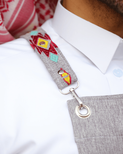 مريلة يوم التأسيس بلون رصاصي فاتح وتطريز ملون