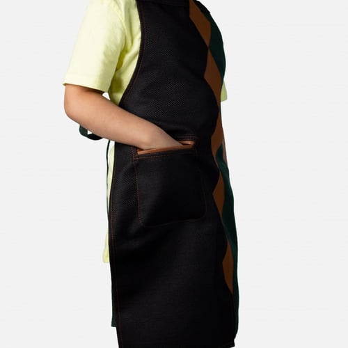 مريلة بلون أسود وأخضر مع جلد بني