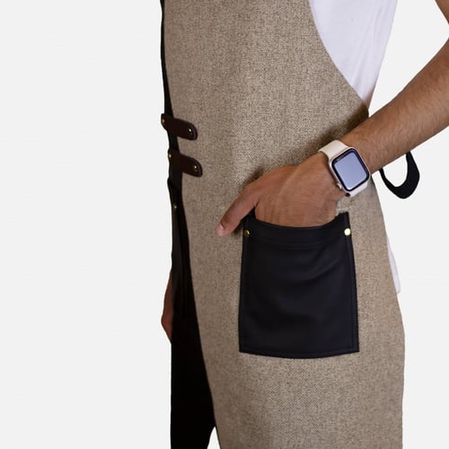 مريلة بلون بيج مع جلد أسود