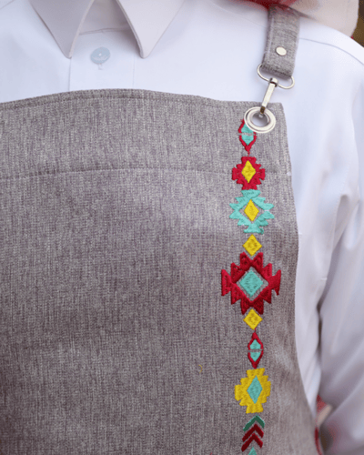 مريلة يوم التأسيس بلون رصاصي فاتح وتطريز ملون