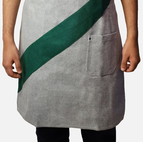 مريلة بلون رصاصي فاتح وأخضر غامق