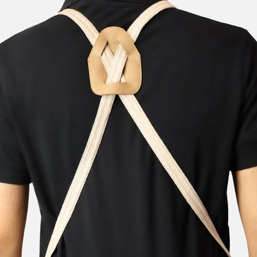 مريلة بلون بني فاتح مع جلد بني غامق