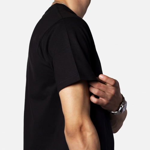 تيشرت أسود مع تطريز الشعار أو الاسم (أمام أو بالخل...