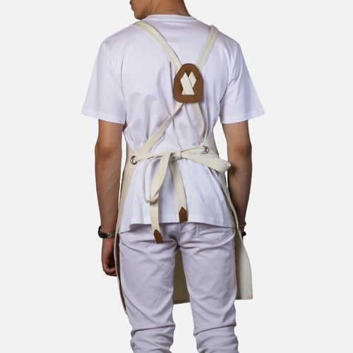 مريلة بلون بيج مع جلد باللون البني