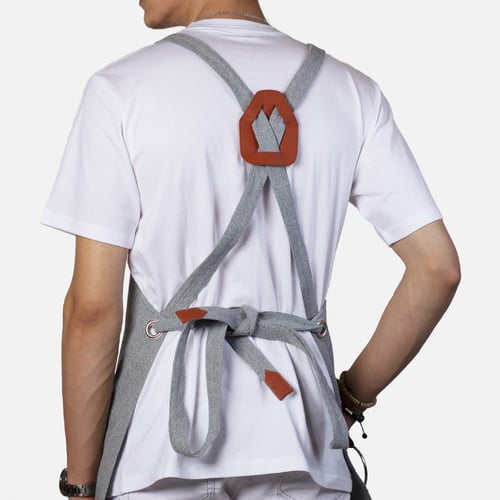 مريلة بلون رصاصي مع جلد علوي باللون البني