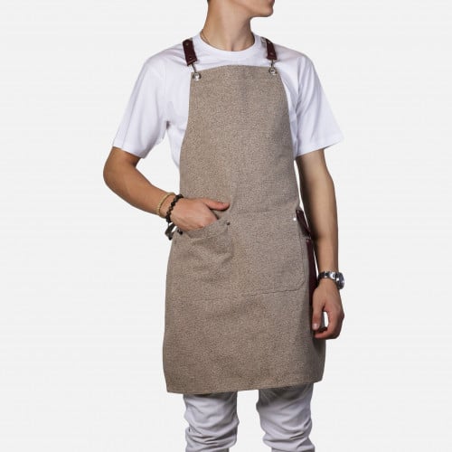 مريلة بلون بني فاتح مع جلد باللون البني