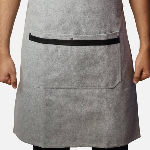 مريلة بلون رصاصي فاتح وجلد اسود