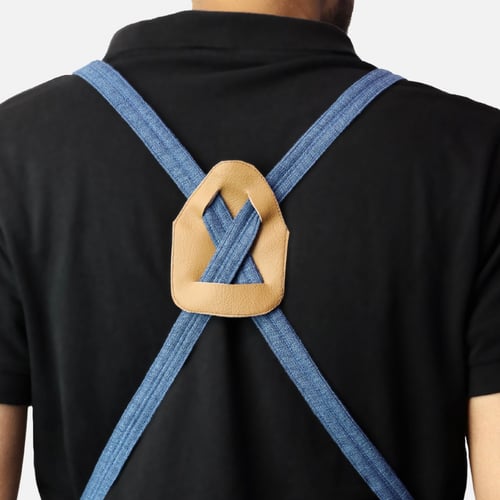 مريلة بلون الجينز الأزرق مع جلد بني