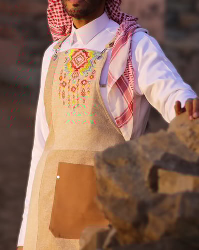 مريلة يوم التأسيس بلون بني فاتح وبيج وتطريز ملون