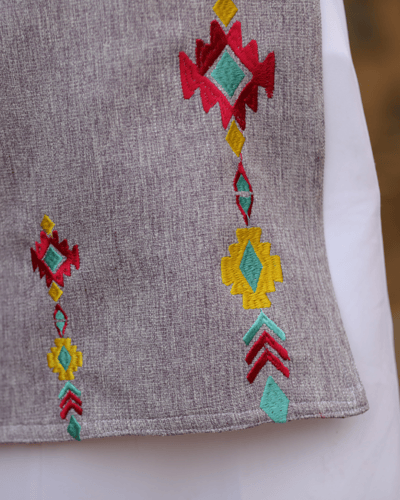 مريلة يوم التأسيس بلون رصاصي فاتح وتطريز ملون