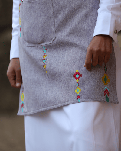 مريلة يوم التأسيس بلون رصاصي فاتح وتطريز ملون