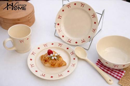 Ceramic cookware set with red bow design - 4 pieces