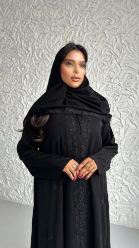 عباية سوداء بتطريز ورود متعرّج