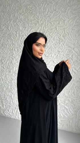 عباية سوداء بأكمام مطرّزة