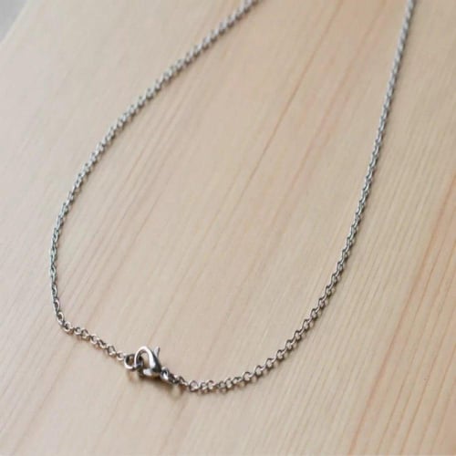 سلسلة رجالية فضية بتصميم مثلث عصري