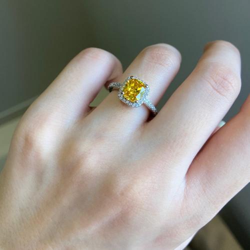 خاتم فضي أنيق مرصع بحجر الزركون وقطع الكريستال