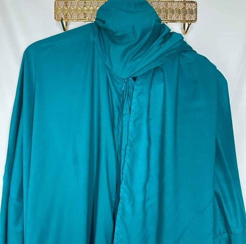 زُمرد – شرشف صلاة بسحاب باللون الأخضر التركوازي