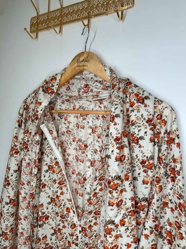 دفء الورد – شرشف صلاة بسحاب أمامي باللون العاجي