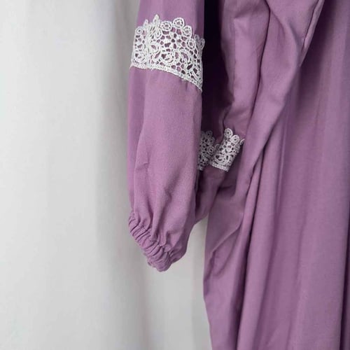 تسنيم – شرشف صلاة مرد باللون الموف ودانتيل أبيض