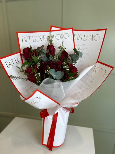 Red bouquet of flowers with beautiful wrapping (Nu...