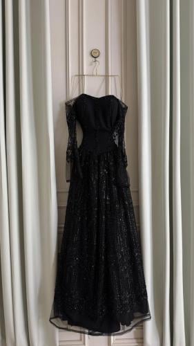 فستان سهرة اسود اكمام