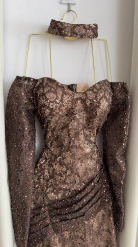 فستان سهره بني كتف مكشوف تطريز ناعم