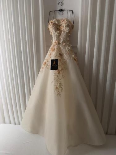 فستان سهرة أوف وايت بتطريز ورد ثلاثي الأبعاد