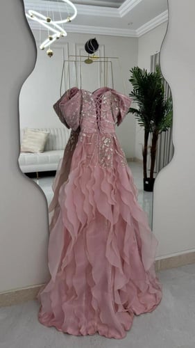 فستان سهرة وردي تطريز