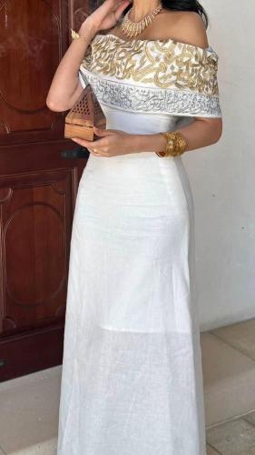 فستان ابيض بنقوش ذهبي وفضي