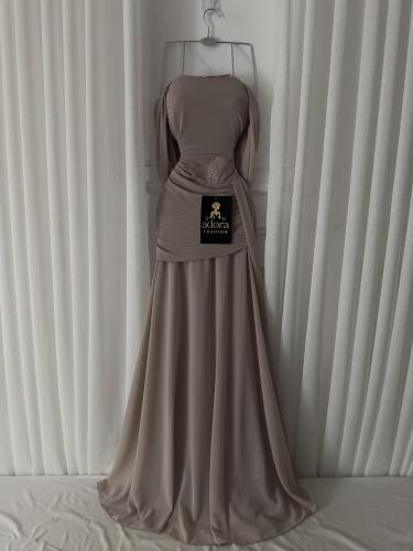 فستان نود ناعم بقصة خصر مميزة