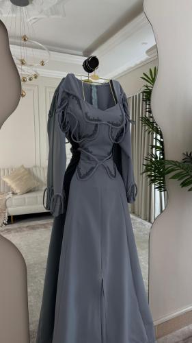 فستان سهرة رمادي مزخرف بتصميم راقي