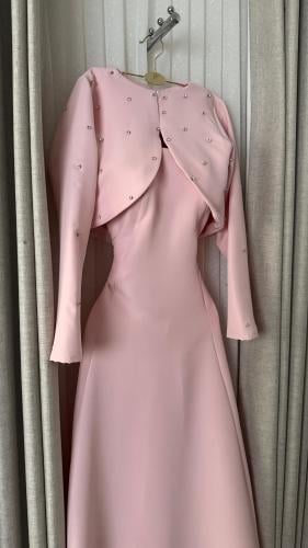 فستان وردي بطقم بوليرو مرصع