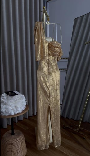 فستان سهرة ذهبي كتف مكشوف