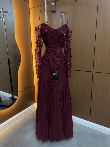 فستان سهرة خمري مطرز بالترتر والورود ثلاثية الأبعا...