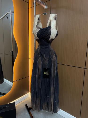 فستان سهرة رمادي دخاني لامع